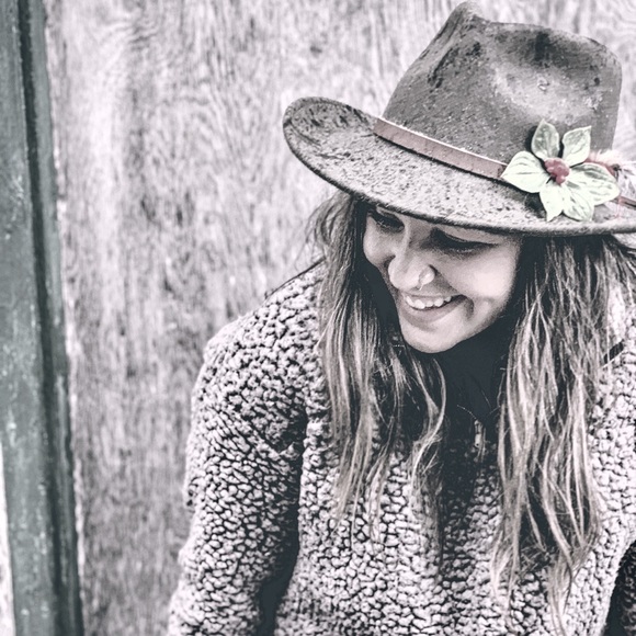 Meet your Posher, Bronté - Picture 1 of 1